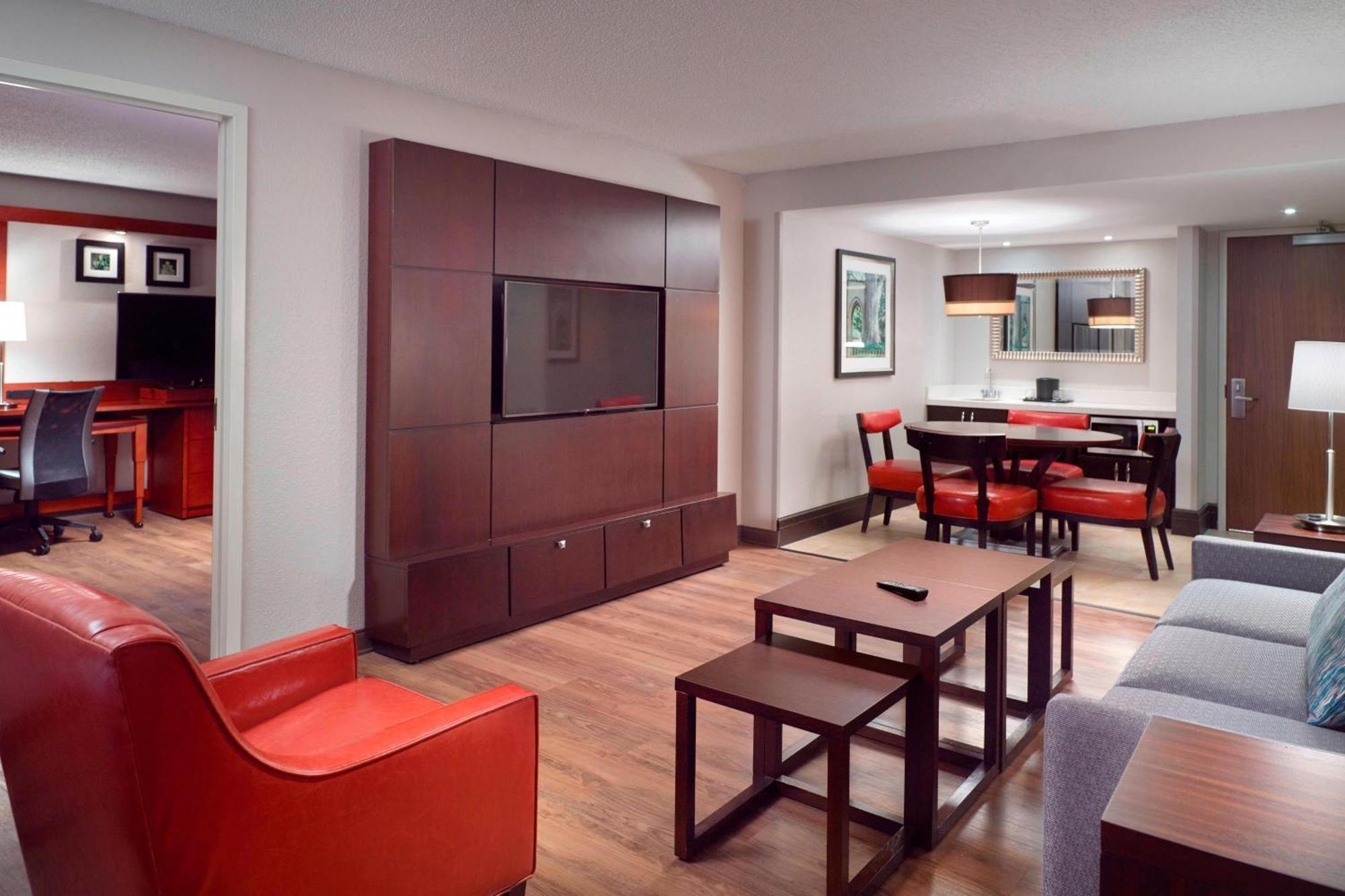 Отель Courtyard Atlanta Decatur Downtown/Emory Экстерьер фото