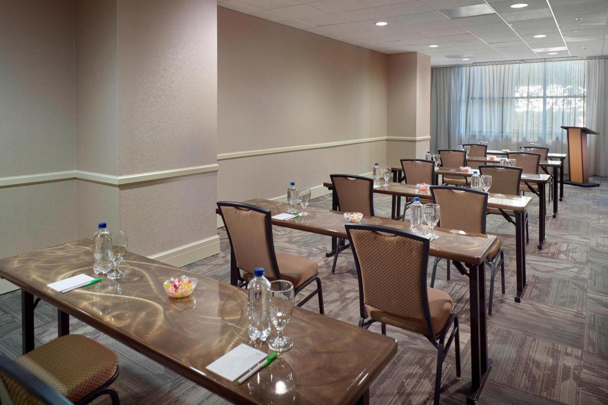Отель Courtyard Atlanta Decatur Downtown/Emory Экстерьер фото